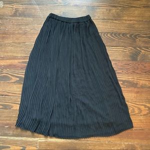 Uniqlo Long Black Pleated Skirt size XS